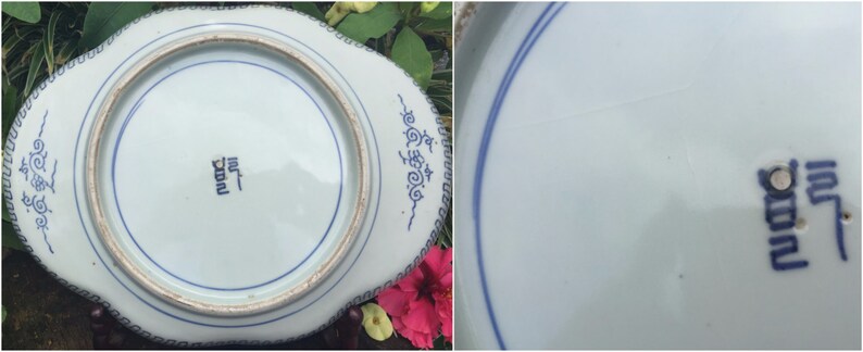 K&ouml;nnte beinhalten: Unterseite eines wei&szlig;-blauen Porzellantellers. Der Teller hat einen gewellten Rand mit blauen dekorativen Mustern. Eine blaue Linie umkreist die Mitte. Der Teller hat einen blauen Stempel mit Text in einer Fremdsprache.