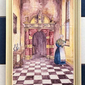 Puede incluir: Arte en azulejos enmarcado que representa una escena interior hist&oacute;rica. La obra presenta a una mujer con vestimenta tradicional cerca de una ventana, con un suelo a cuadros y una puerta arqueada. La paleta de colores incluye rojos, marrones y azules.