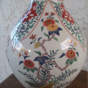 Large Iroe Imari 唐草 Arabesque 梅 Ume Plum Vase Kakiemon Style Vaas 菊 Kiku Chrysant Chrysanthemum Urn Floral Jug Jar Khoury Le Raincy France image 3