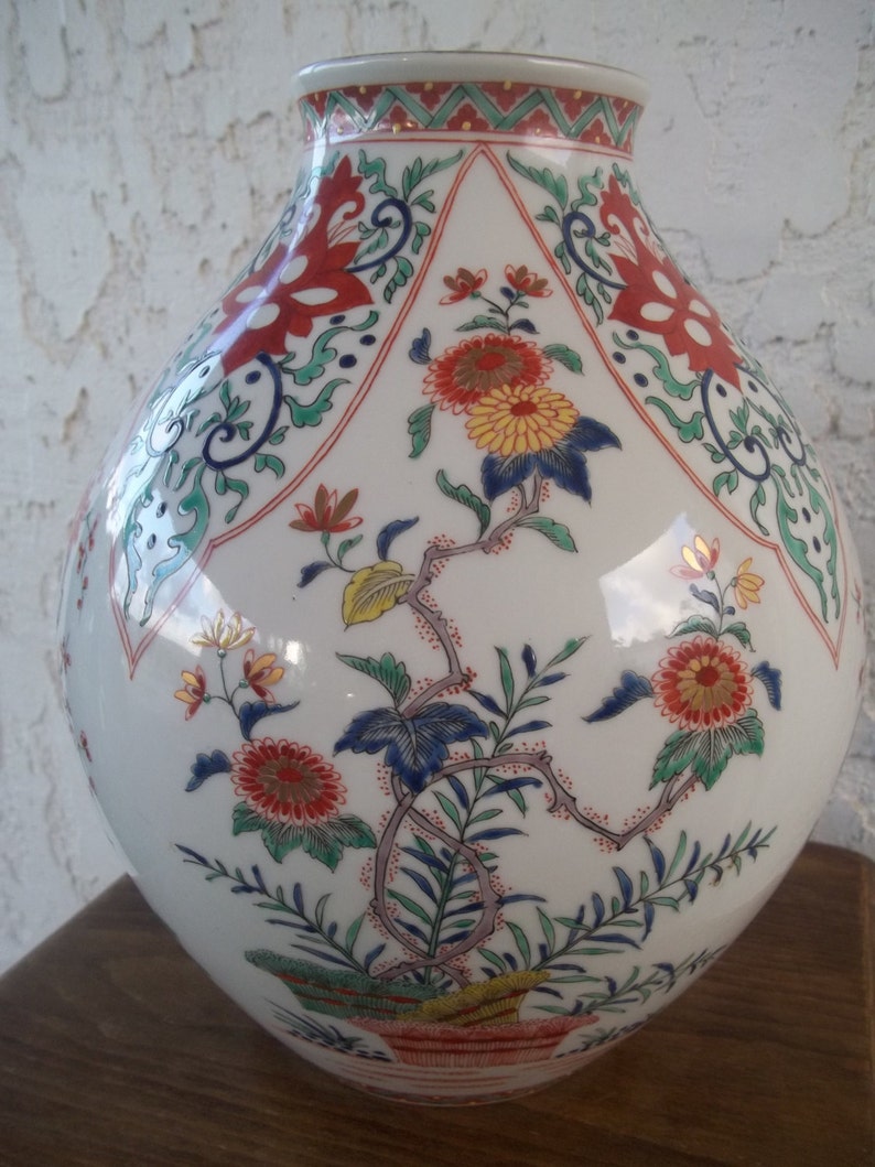 Large Iroe Imari 唐草 Arabesque 梅 Ume Plum Vase Kakiemon Style Vaas 菊 Kiku Chrysant Chrysanthemum Urn Floral Jug Jar Khoury Le Raincy France image 3