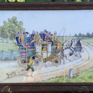 Puede incluir: Una pintura de azulejos vintage que representa un carruaje tirado por caballos con pasajeros viajando por un camino de tierra. El carruaje es verde y amarillo con un techo blanco. Hay &aacute;rboles y una valla blanca en el fondo. Un perro peque&ntilde;o corre delante del carruaje.