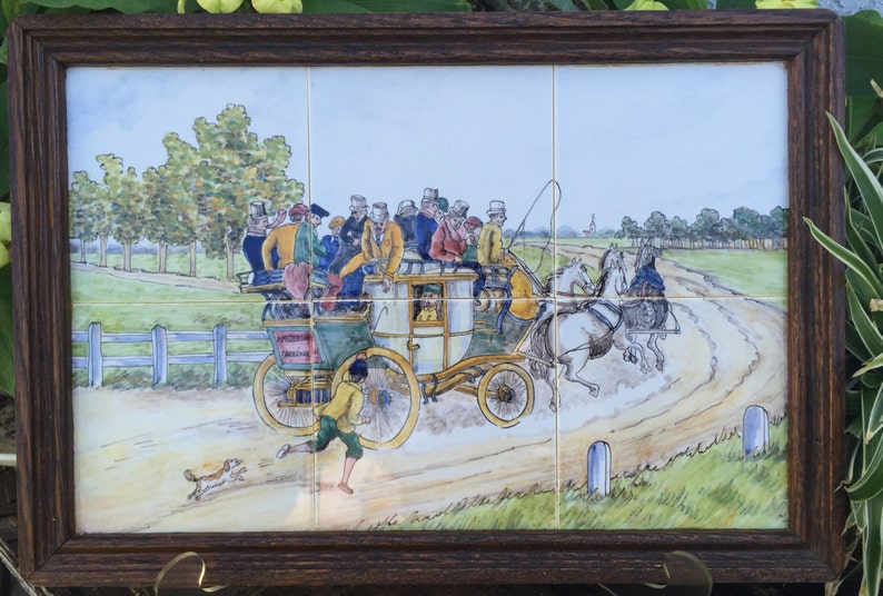 Puede incluir: Una pintura de azulejos vintage que representa un carruaje tirado por caballos con pasajeros viajando por un camino de tierra. El carruaje es verde y amarillo con un techo blanco. Hay &aacute;rboles y una valla blanca en el fondo. Un perro peque&ntilde;o corre delante del carruaje.