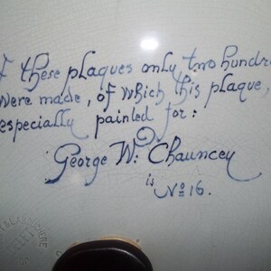 Pu&ograve; includere: Una placca in ceramica blu e bianca con testo scritto a mano che recita: "Of these plaques only two hundred were made, of which this plaque, especially painted for: George W. Chauncey is 16."