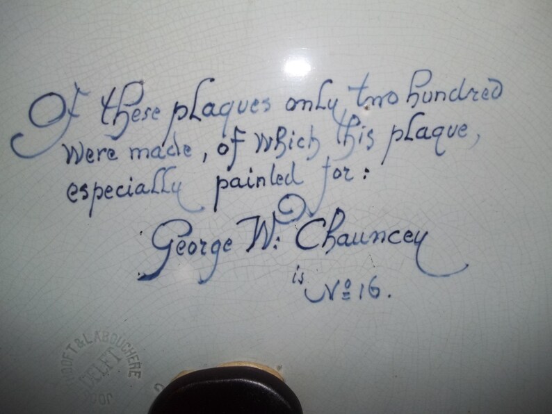 Pu&ograve; includere: Una placca in ceramica blu e bianca con testo scritto a mano che recita: "Of these plaques only two hundred were made, of which this plaque, especially painted for: George W. Chauncey is 16."