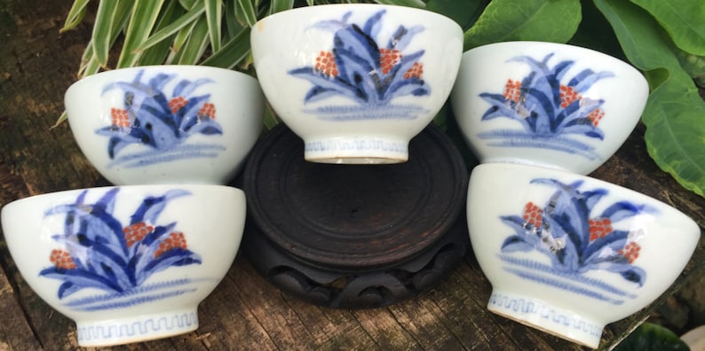 Five Kakiemon 茶碗 Sencha Tea Bowls 万年青 Omoto Sacred Lily Red Berries Plant 渦福 Ko-Imari Sometsuke Chawan Porcelain Teacups Sake Cup Free SH image 2