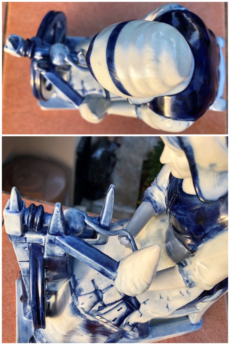 K&ouml;nnte beinhalten: Eine blau-wei&szlig;e Porzellanfigur, die eine Person an einem Spinnrad zeigt. Die Figur hat ein traditionelles Design mit komplizierten Details. Die Farbpalette ist haupts&auml;chlich blau und wei&szlig;, mit klar definierten Details.
