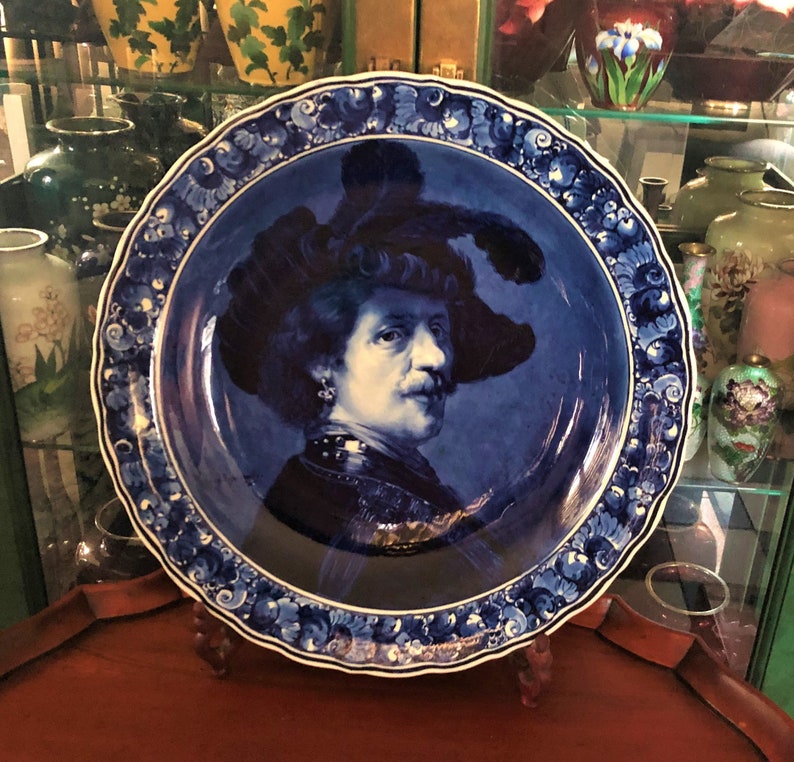HUGE! Royal Delft 1917 Charger Large Old Delfts Blauw Schotel ''Tronie of a Man with a Feathered Beret" Rembrandt Plate Dish Porceleyne Fles 画像 1