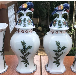 Puede incluir: Conjunto de seis jarrones de cer&aacute;mica blanca con dise&ntilde;os florales azules y dorados. Los jarrones son de diferentes formas y tama&ntilde;os, algunos con tapa.