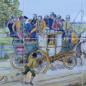 Puede incluir: Una ilustraci&oacute;n vintage de un carruaje tirado por caballos con pasajeros. El carruaje est&aacute; pintado en tonos de blanco, amarillo y verde. Los pasajeros visten ropa del siglo XIX. El carruaje viaja por un camino de tierra. El texto "AMSTERDAM - GRONINGEN" es visible en el lateral del carruaje.