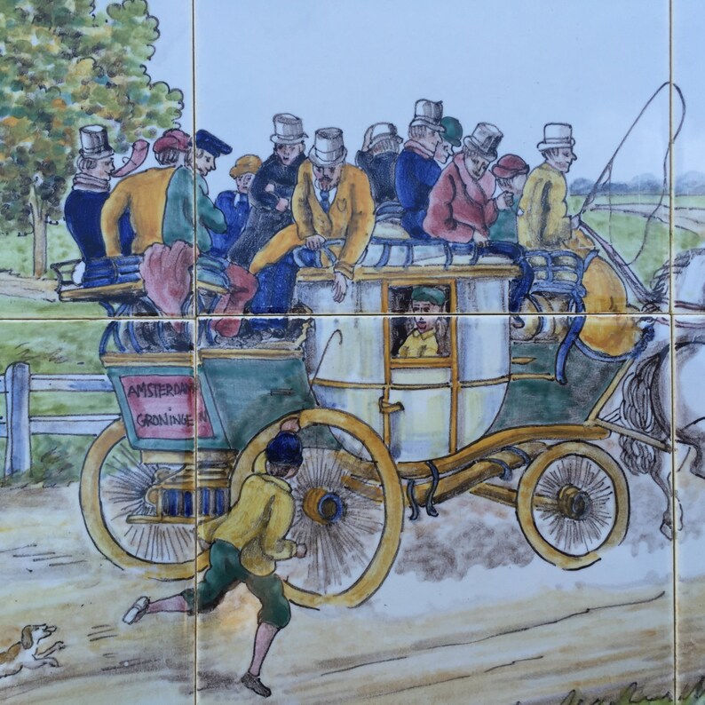 Puede incluir: Una ilustraci&oacute;n vintage de un carruaje tirado por caballos con pasajeros. El carruaje est&aacute; pintado en tonos de blanco, amarillo y verde. Los pasajeros visten ropa del siglo XIX. El carruaje viaja por un camino de tierra. El texto "AMSTERDAM - GRONINGEN" es visible en el lateral del carruaje.