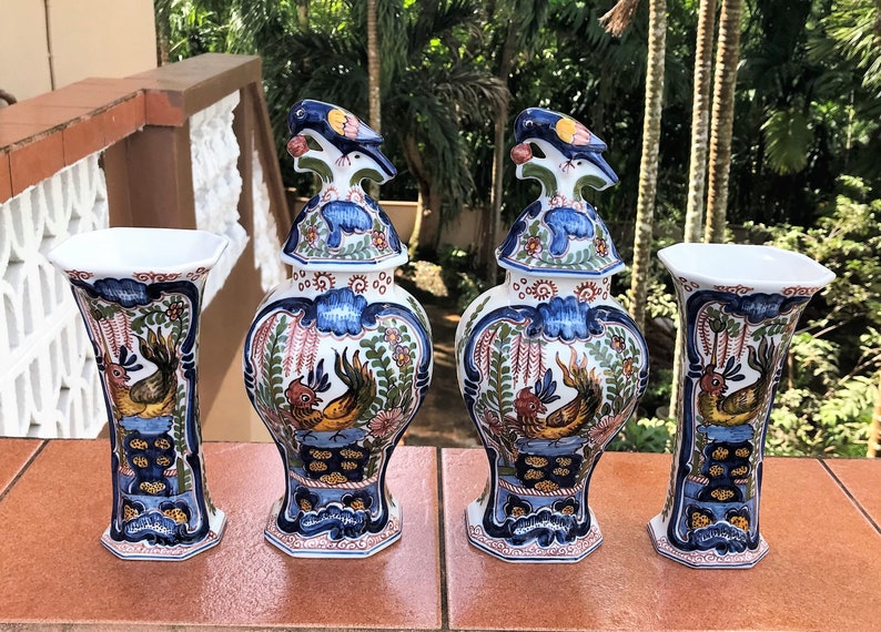 Makkum Tichelaar Four Vase Garniture Delft Polychrome 仏桑花 Red Hibiscus Blossom Ginger Jar Vases Delfts Polychroom Deksel Vazen Rooster Bird imagen 1