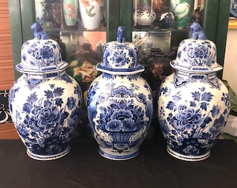 HUGE! THREE (3) Royal Delft Large Ginger Jars Vase Delfts Blauw Deksel Vaas Chinois 花王 Kaou Pioen Peony Blossoms Urn Jug De Porceleyne Fles