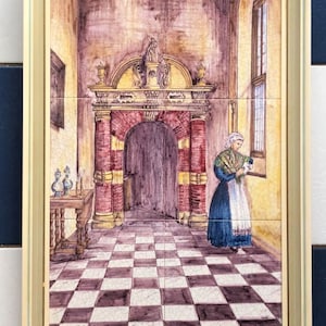 Puede incluir: Un azulejo de cer&aacute;mica enmarcado que representa a una mujer con un vestido azul y un delantal blanco de pie en una habitaci&oacute;n enlosada con un suelo de ajedrez. La habitaci&oacute;n tiene una gran puerta arqueada con un marco de ladrillo rojo y dorado. El azulejo est&aacute; enmarcado en un marco de madera claro.