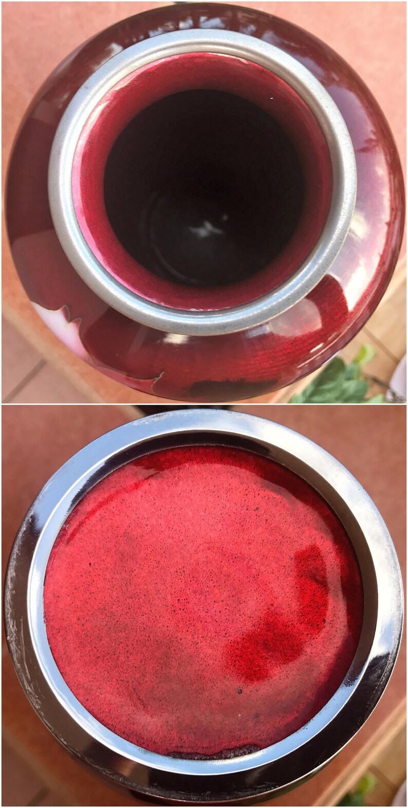 Puede incluir: Un jarr&oacute;n de cer&aacute;mica rojo con un borde plateado. El jarr&oacute;n tiene un acabado brillante y una superficie texturizada. El jarr&oacute;n est&aacute; vac&iacute;o.