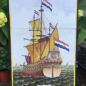 Puede incluir: Un azulejo vintage que representa un barco holand&eacute;s con una vela amarilla y varias banderas. El barco navega en un mar verde con olas. El azulejo tiene un borde amarillo y el texto "VII Provincien Adm. de Ruiter" en un &oacute;valo negro.