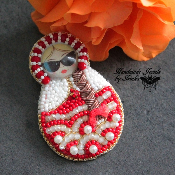 Broche brodée "Matriochka" en rouge et blanc