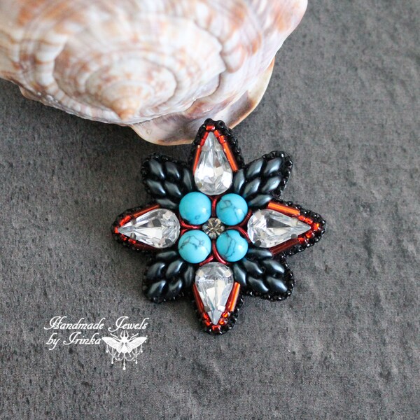 Petite broche brodée "Ordre" avec des perles, bleu clair, rouge, noir