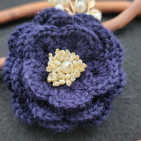 Broche tricotée au crochet en bleu et nacré