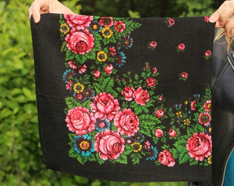 Oekraïense zwarte sjaal Oekraïense sjaal met bloemenprint Wollen sjaal met bloemenprint Boho bloemensjaal Oekraïense stijl Cadeau Wollen sjaal