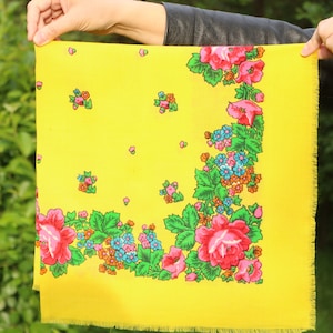 Peut inclure: Un carré de tissu jaune avec un motif floral en rose, bleu, vert et orange. Le motif floral est autour de la bordure du carré.