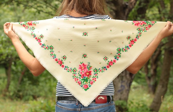 Vintage wool scarf Retro scarf White scarf shawl Beige wool scarf Beige floral shawl Ukrainian folk style Russian Babushka Chale russe