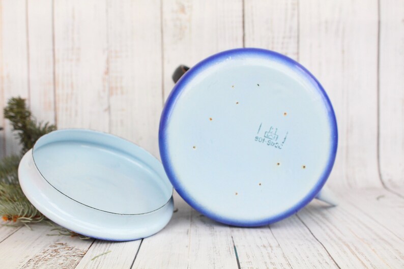 Op de afbeelding: Een blauwe en lichtblauwe emaille theepot met een deksel. De bodem van de theepot heeft een gouden stempel met de tekst "1.6l 901 5902".
