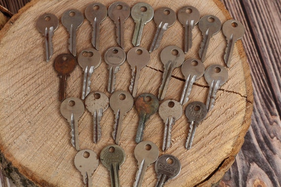 Vintage Metal keys Antique Skeleton Key ture door keys Bunch of old keys Old Fashioned Keys steampunk Key Vintage Home decor