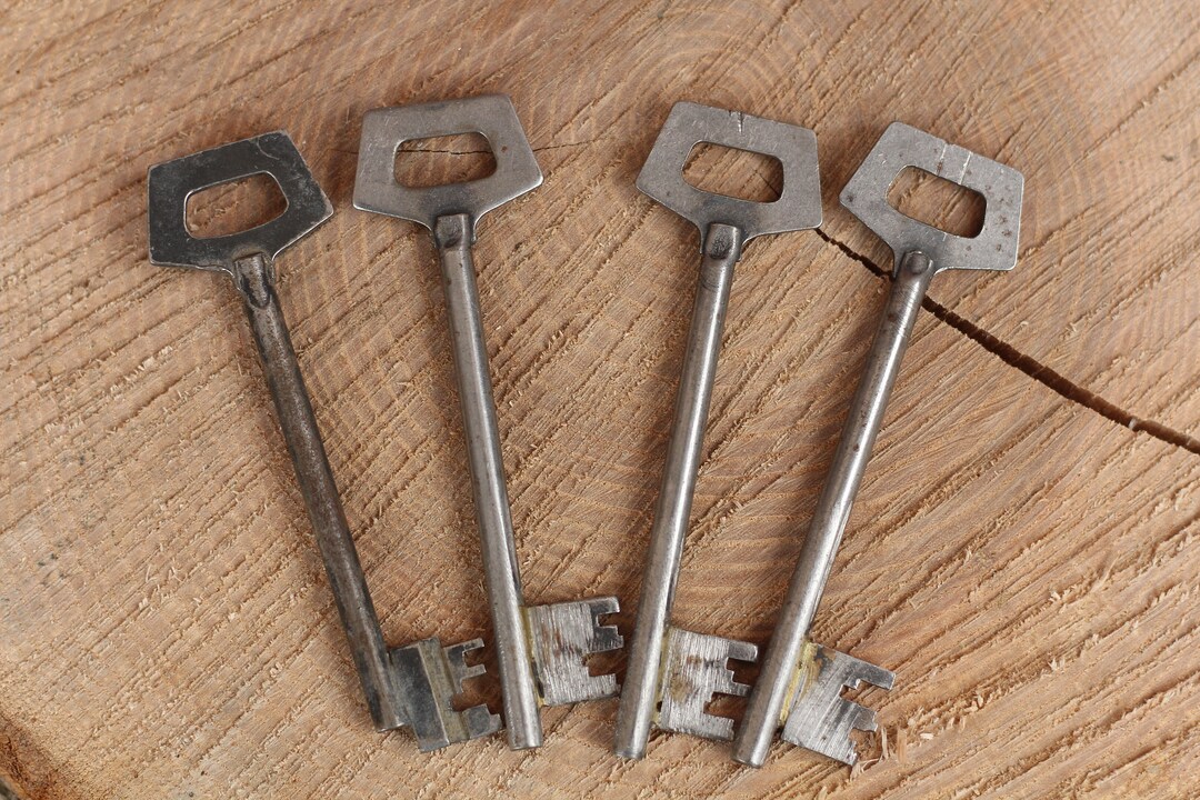 Set of 4 Antique Keys Rare Keys Keys for Crafting Pub Decor Flat Keys