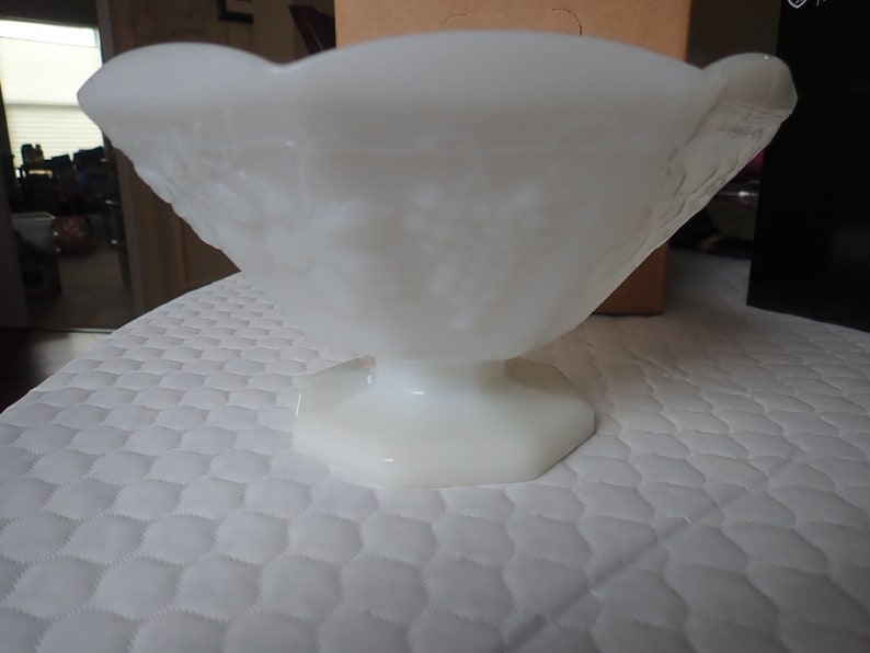 Anchor Hocking White Milk Glass Footed 8 Sided Bowl Grape /& Leaf Design