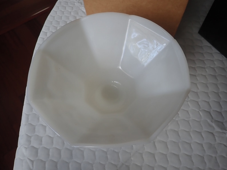 Anchor Hocking White Milk Glass Footed 8 Sided Bowl Grape /& Leaf Design