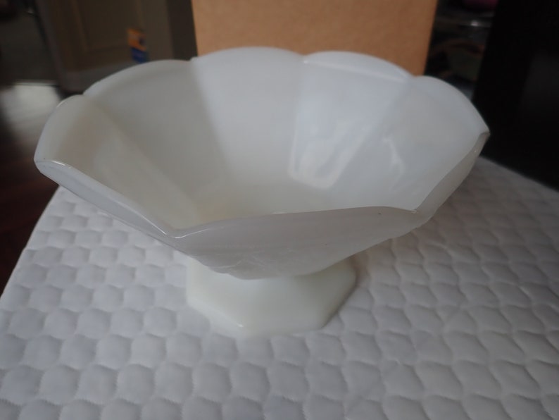Anchor Hocking White Milk Glass Footed 8 Sided Bowl Grape /& Leaf Design