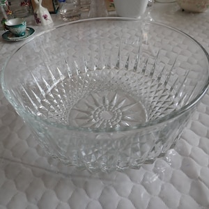 Cristal D&#39;arques-Durand Diamant 9&quot; X 4&quot; Crystal Round Salad Bowl
