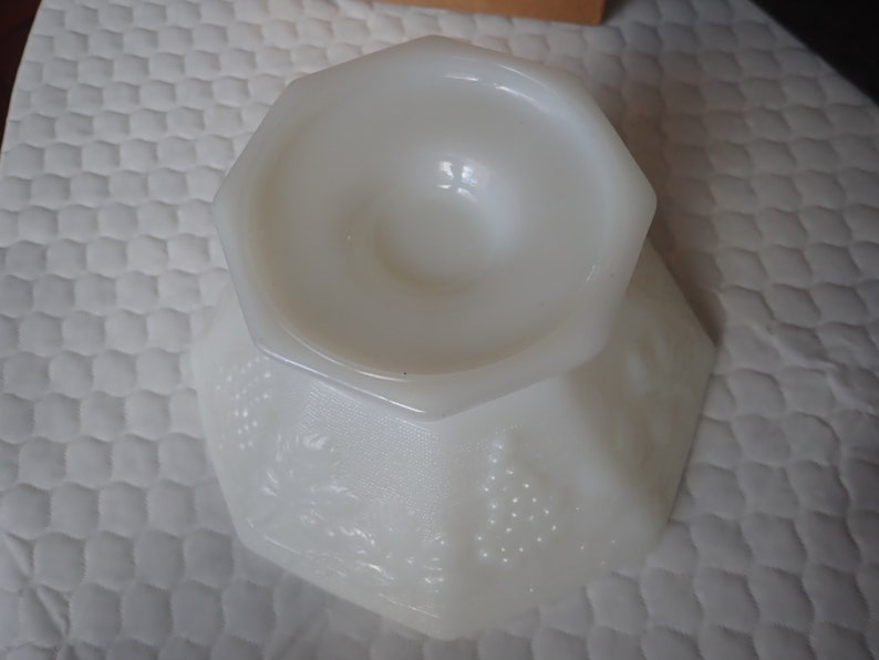 Anchor Hocking White Milk Glass Footed 8 Sided Bowl Grape /& Leaf Design