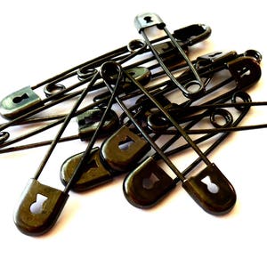 Keyhole pins-black safety pins