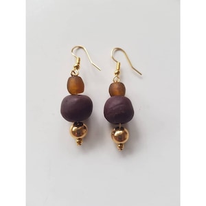 Gold plated pearl earrings. Recycled glass beads from Ghana, Africa. Jewelry handmade in Denmark. Sustainable boho fashion. Ethical jewelry.