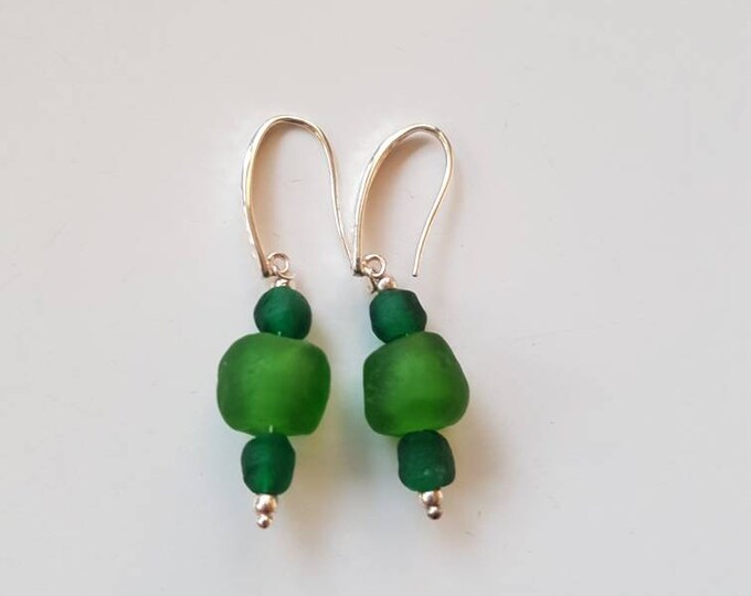 Hammered sterling silver. Recycled glass beads from Ghana, Africa. Sustainable jewelry handmade in Denmark.