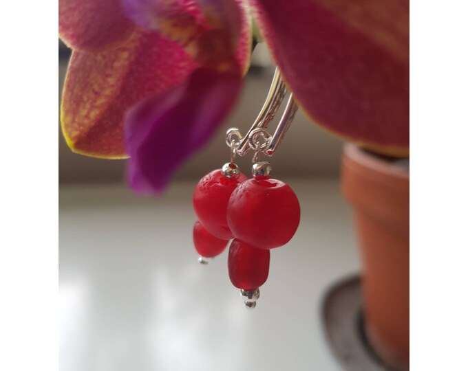 Hammered sterling silver. Red recycled glass beads from Ghana, Africa. Sustainable jewelry handmade in Denmark.