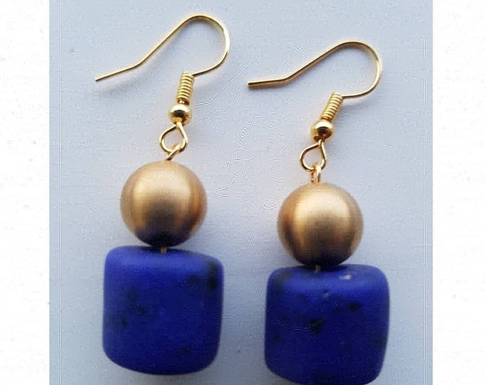 Gold plated. Recycled glass beads from Ghana, Africa. Jewelry handmade in Denmark. Sustainable fashion. Glass perl unique boho earrings.