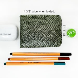 Cartera plegable con clip para billetes de acción de resorte, ventana de identificación exterior, cartera de vinilo texturizada inspirada en reptiles verdes delgadas, vinilo con apariencia de cocodrilo
