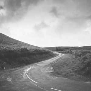 impresión fotográfica - un camino de montaña sinuoso - fotografía de paisaje - Arte de la pared