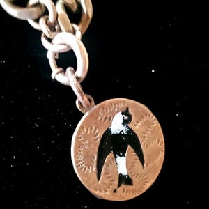 Collana in ottone con smalto antico, simbolo dell'amore, casetta per uccelli in bianco e nero, martora in volo, catena vintage sostanziale