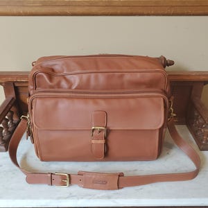 Vintage Coach Doppelfach Handgemachtes Britisches Tan Wetterbeständiges Reiseleder, Messing-Hardwares & Abnehmbarer Riemen Stil 518 EUC