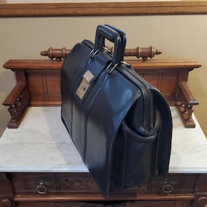 Sac à main vintage Coach Porte-documents style Gladstone en cuir noir avec cadenas à combinaison en laiton - Style 5420 - Fabriqué aux États-Unis VGC - Un bourreau de travail
