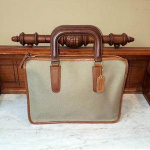 Bolso de mano Coach Vintage Slim Satchel grande de sarga, detalles de piel de tabaco y herrajes de latón. Bolso con asa superior. Estilo 8430. Fabricado en la ciudad de Nueva York. EUC