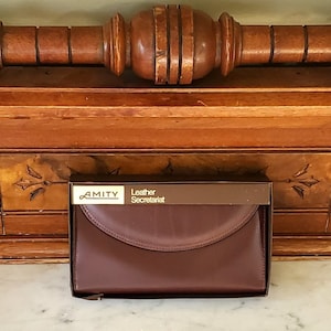 Bolsa de mão Amity Secretariat em couro mogno com ferragens em tom de latão, vários compartimentos para cartões e porta-moedas Kiss Lock - NUNCA USADA - Nova na caixa
