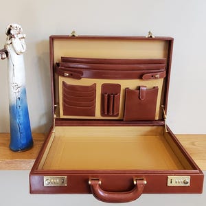Venta de maletín vintage Johnston & Murphy de 3 pulgadas, hermoso cuero marrón entrelazado, herrajes en tono dorado, cerraduras de combinación doble, muy buen estado