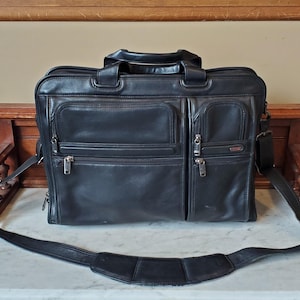 vintage Porte-documents souple Tumi Classic Organizer en cuir noir avec finitions argentées et bandoulière réglable amovible, Style 02 - VGC