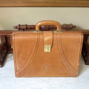 Porte-documents vintage en cuir de style Gladstone avec matériel en laiton - Médical Conférence Swag de 1987 SICRO Conference - V.G.C