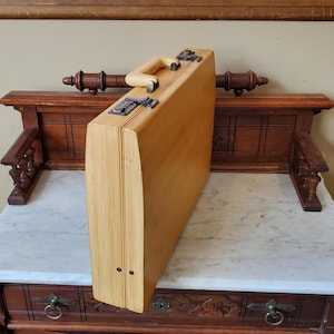 Maletín de bambú vintage en oferta con herrajes de latón antiguo, cerraduras de doble combinación y detalles interiores en marrón y blanco - GUC - Sin defectos