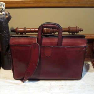 Cartera de mano vintage Hartmann con asa de piel burdeos y correa desmontable: un bolso poco común